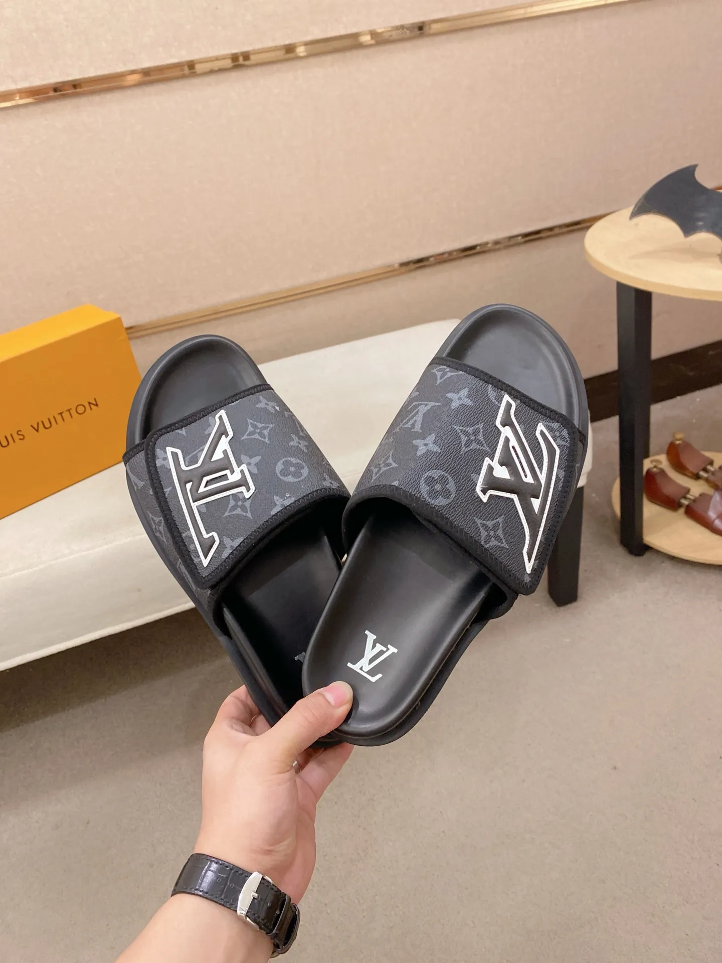 Men's shoes💰: 320💰Made by LV🔍Top purchasing agent, men's spring and summer slippers are available at the same counter. The uppers are made of cowhide imported from Italy, with logo graphics and high-quality craftsmanship. Soles: original soles specially provided by the original factory. Exclusive molded soles are super comfortable. Original goods with single order, 🔍🔍high quality, you can enter and exit the counter at will. Welcome to compare, code number 38-44. Can be customized45